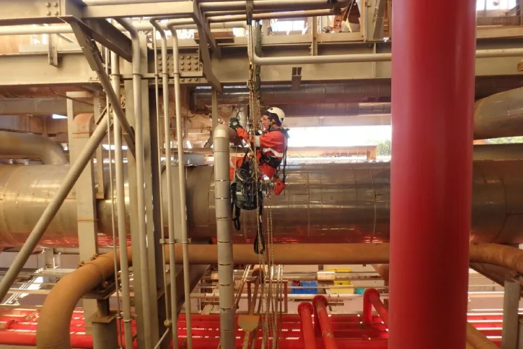 مهندس خوردگی و چک کردن میزان خوردگی سازه