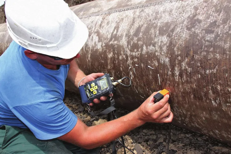 فردی در حال بازرسی خوردگی