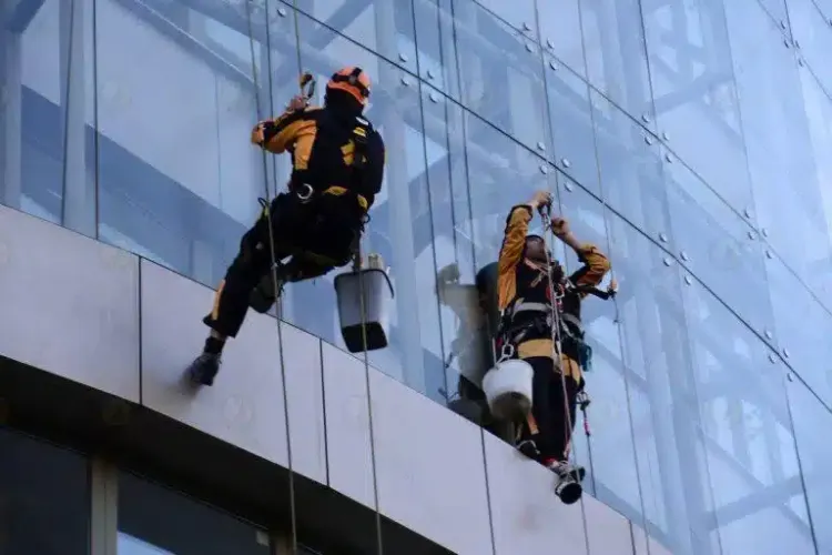 نظافت شیشه در ارتفاع با طناب