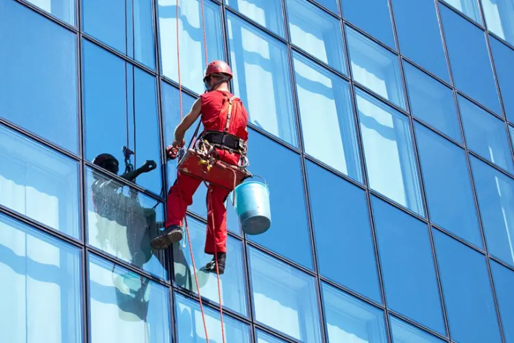 شستن شیشه با طناب