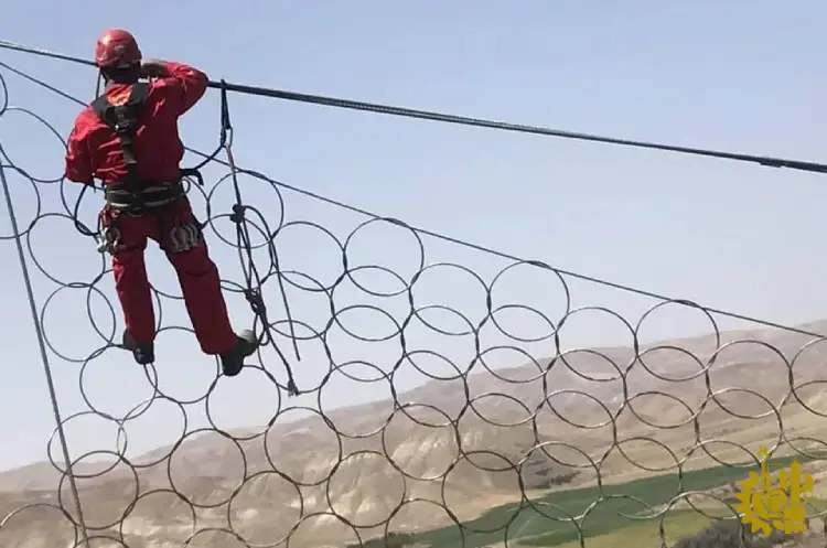 جلوگیری از ریزش سنگ در ارتفاعات با نصب راک فال و توری