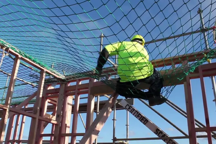 نصب تجهیزات جلوگیری از سقوط