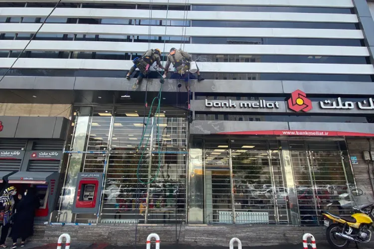 شستن نمای بانک با واتر سندبلاست