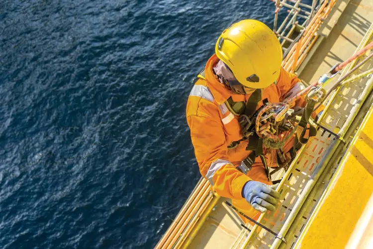 رنگ آمیزی سکوهای نفتی با طناب